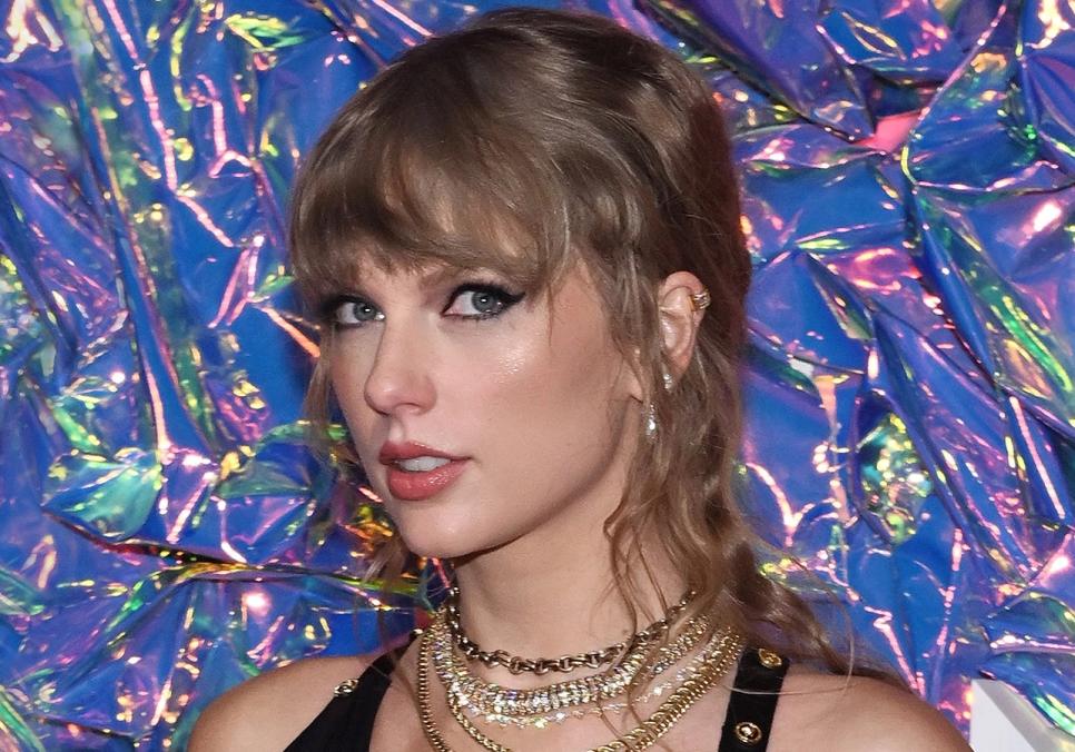 Тейлор Свіфт і її «золота» пасхалка: як вибір сукні на весілля подруги розбурхав Swifties