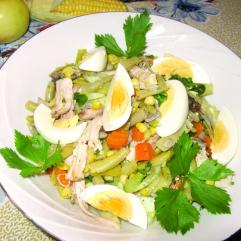 Рецепти:  Смачний домашній салат з курятиною та овочами