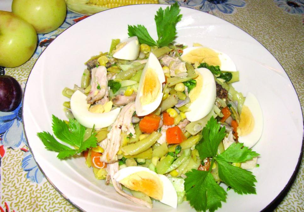 Рецепти:  Смачний домашній салат з курятиною та овочами