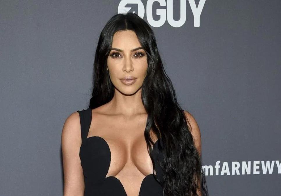 Кім Кардаш'ян шкодує про колір волосся на червоній доріжці Met Gala