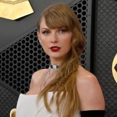 Тейлор Свіфт затьмарила наречену золотою сукнею на новорічному весіллі