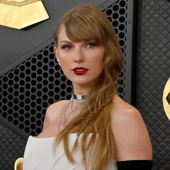 Тейлор Свіфт затьмарила наречену золотою сукнею на новорічному весіллі