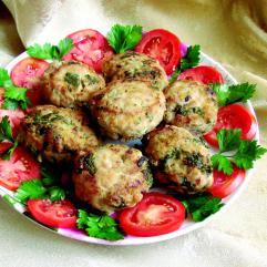 Рецепти:  Смачні домашні ароматні котлетки з помідорами та сиром