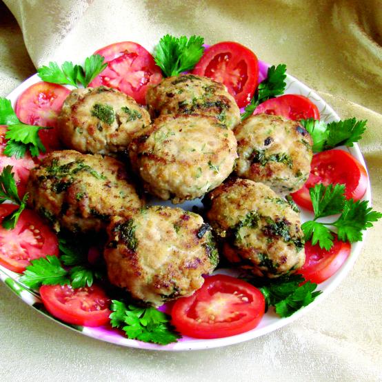 Рецепти:  Смачні домашні ароматні котлетки з помідорами та сиром