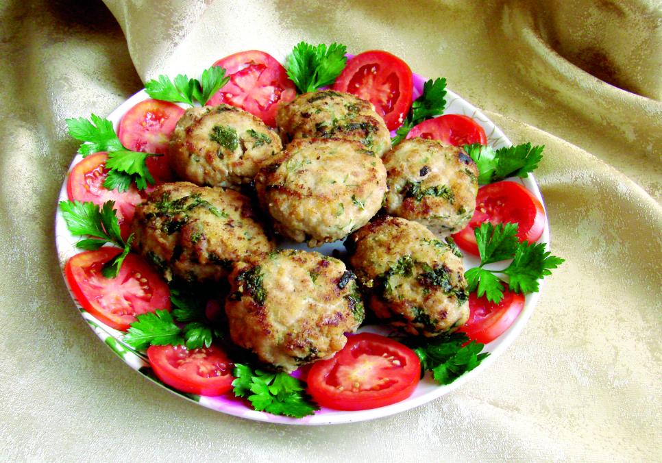 Рецепти:  Смачні домашні ароматні котлетки з помідорами та сиром