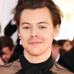 Гаррі Стайлз приголомшив фанатів бійкою та танцями у новому кліпі Aperture