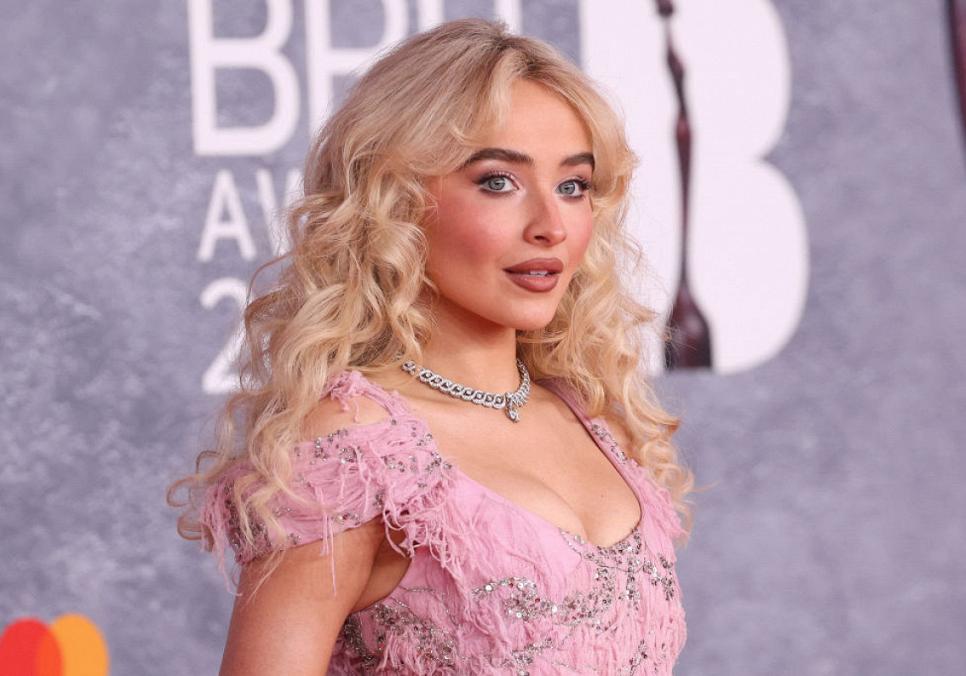 Сабріна Карпентер обіграла образ Фреда Флінстоуна, символізуючи своє право на все у попмузиці