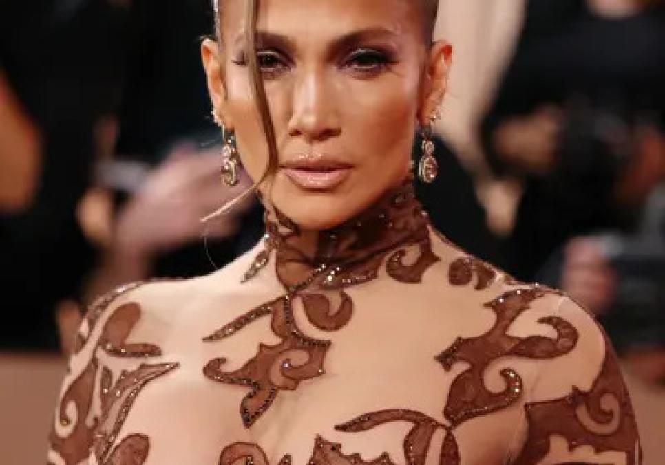 Дженніфер Лопес: вінтажний шик та ігрова відповідь хейтерам на «Золотому глобусі 2026»