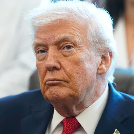 Дональд Трамп залишив Меланію під дощем заради розмови з пресою