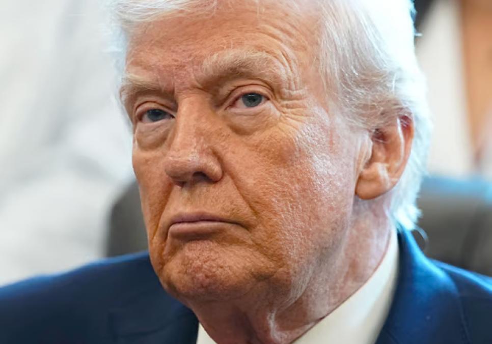 Дональд Трамп залишив Меланію під дощем заради розмови з пресою