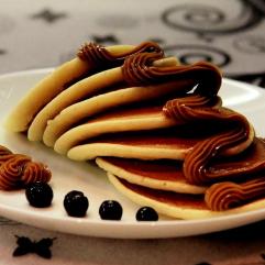 Рецепти:  Смачні домашні апетитні панкейки з кремом «Шарлот»