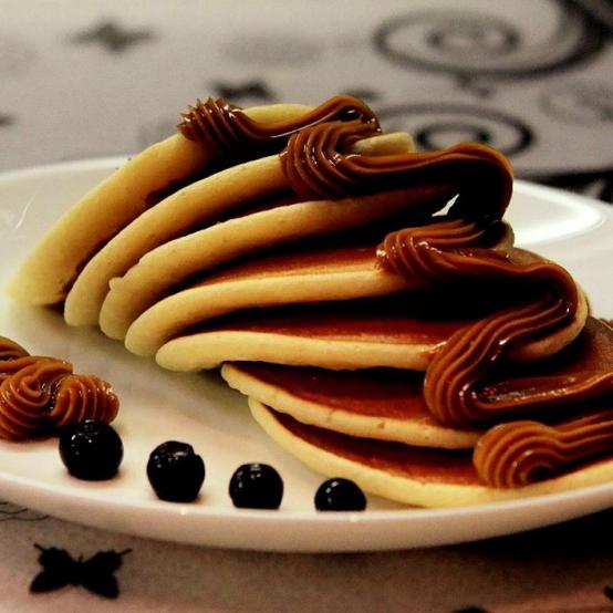 Рецепти:  Смачні домашні апетитні панкейки з кремом «Шарлот»