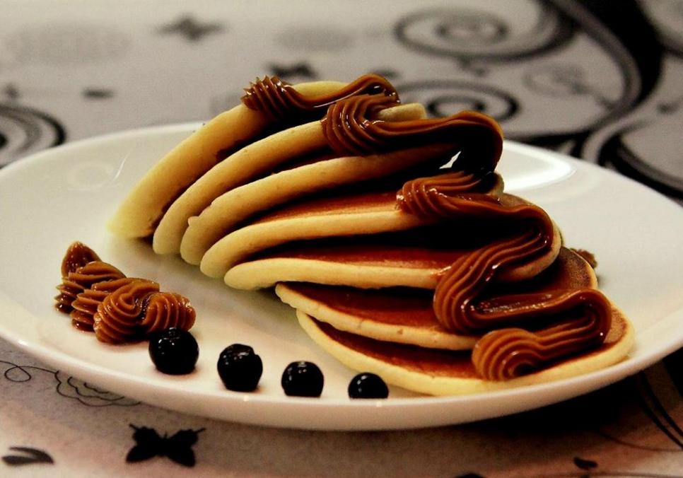 Рецепти:  Смачні домашні апетитні панкейки з кремом «Шарлот»