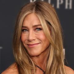 Дженніфер Еністон розповіла секрети «залізного» преса та тренувань у 57 років