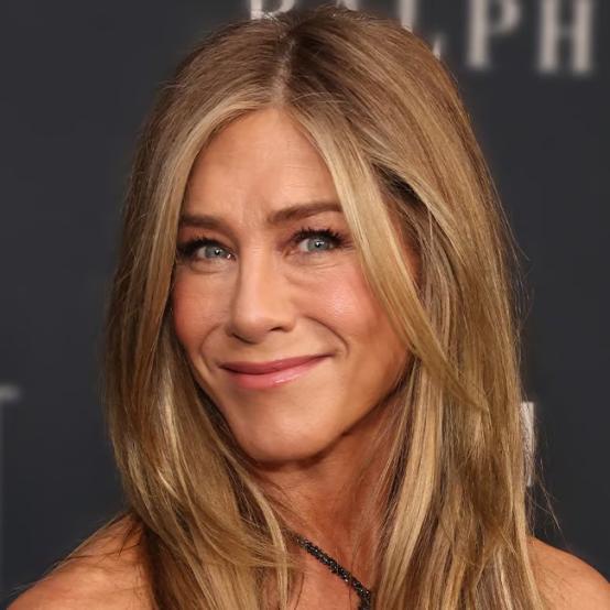 Дженніфер Еністон розповіла секрети «залізного» преса та тренувань у 57 років