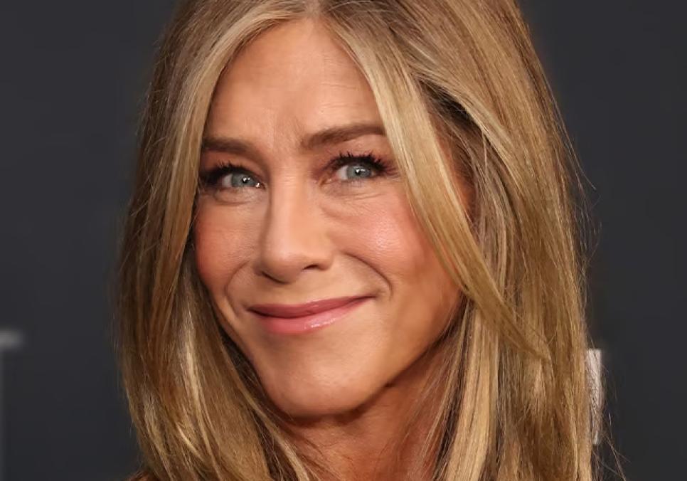 Дженніфер Еністон розповіла секрети «залізного» преса та тренувань у 57 років