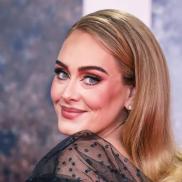 Адель вразила фанатів стрункою фігурою під час різдвяного виходу з нареченим