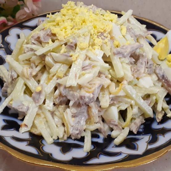 Рецепти:   Смачний ситний пікантний салатик із копченою куркою