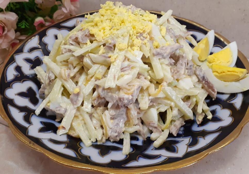 Рецепти:   Смачний ситний пікантний салатик із копченою куркою