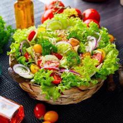 Рецепти салатів:  Овочево-м'ясний салат з  фетою