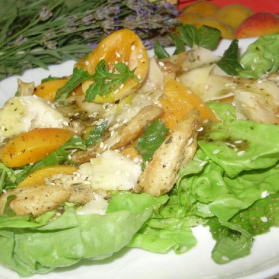 Рецепти салатів: М'ясний салат з абрикосами