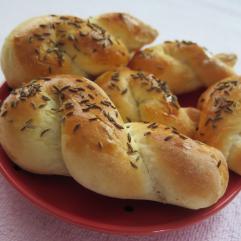 Кулінарні рецепти:  Смачні булочки з кмином «Косичка»