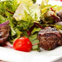 Рецепти салатів:   Теплий салат із  курячою печінкою