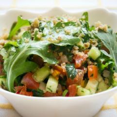 Рецепти салатів: Салат з динею та карамелізованими горіхами