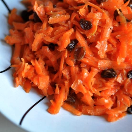 Рецепти салатів:  Солодкий корисний  салат «Морквяний»