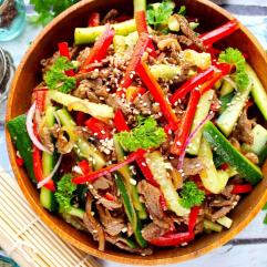 Рецепти салатів:  Смачний м’ясний салат з  овочами