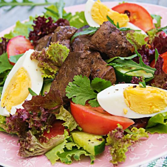 Рецепти салатів: Теплий салат з курячою печінкою