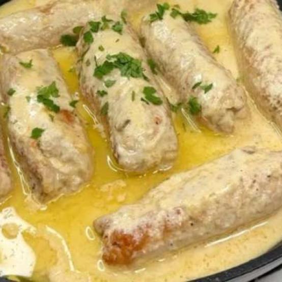 Рецепти:  Смачні ситні крученики з курячою начинкою у сметані