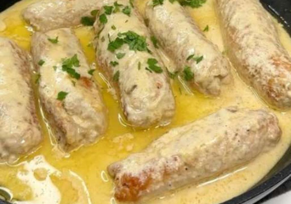 Рецепти: Смачні ситні крученики з курячою начинкою у сметані Рецепти: Смачні ситні крученики з курячою начинкою у сметані
