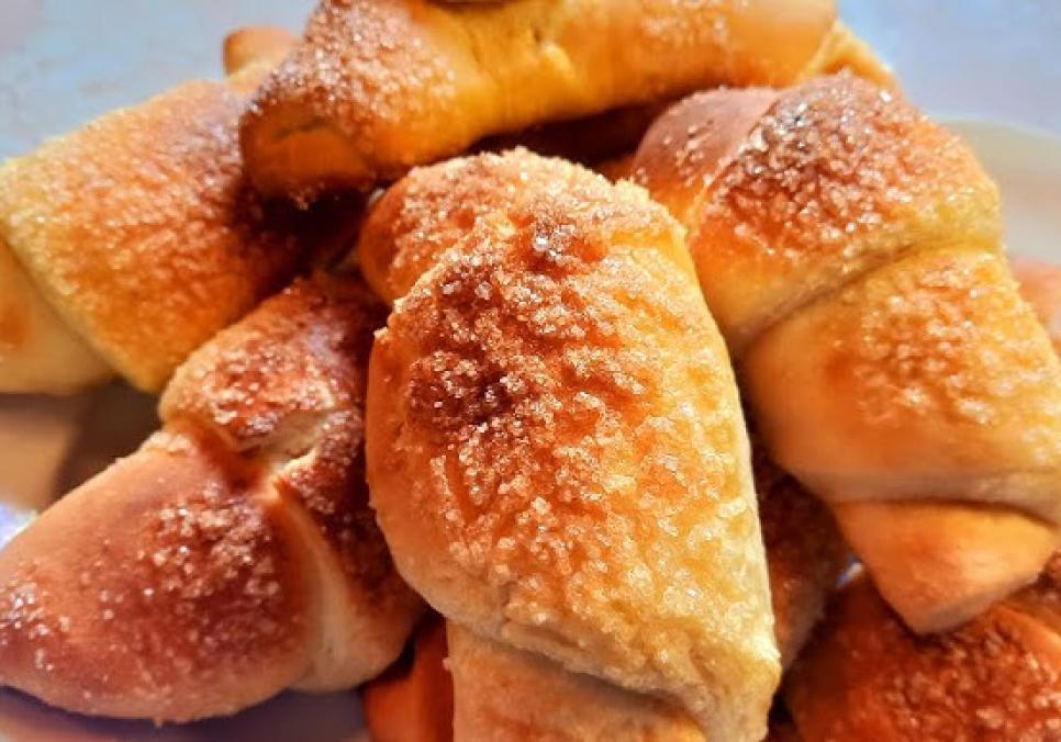 Рецепти: Смачні домашні крихкі рогалики з яблуком Рецепти: Смачні домашні крихкі рогалики з яблуком