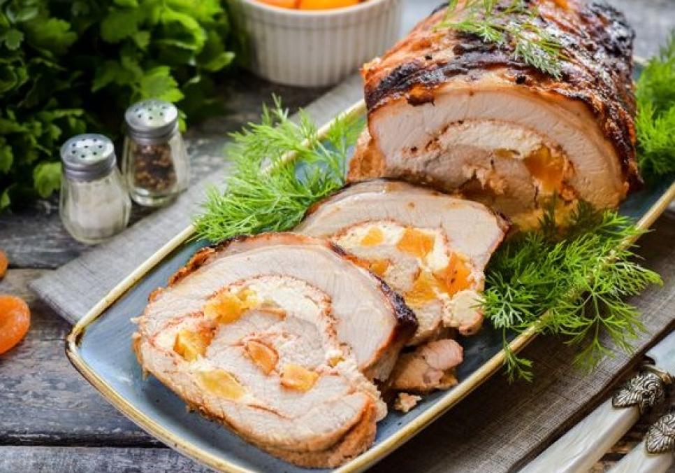 Рецепти: Смачний м’ясний рулет з курагою Рецепти: Смачний м’ясний рулет з курагою