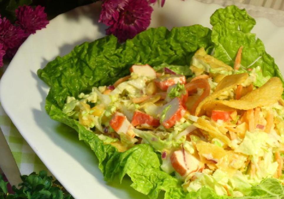 Рецепти:  Смачний ситний салат з крабовими паличками та чипсами