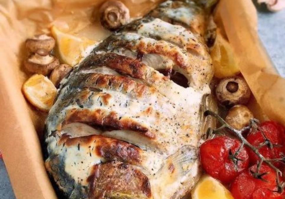Рецепти: Смачний свіжий короп, запечений у духовці з овочами Рецепти: Смачний свіжий короп, запечений у духовці з овочами
