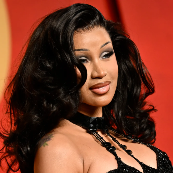 Cardi B вразила публіку сукнею у вигляді троянди