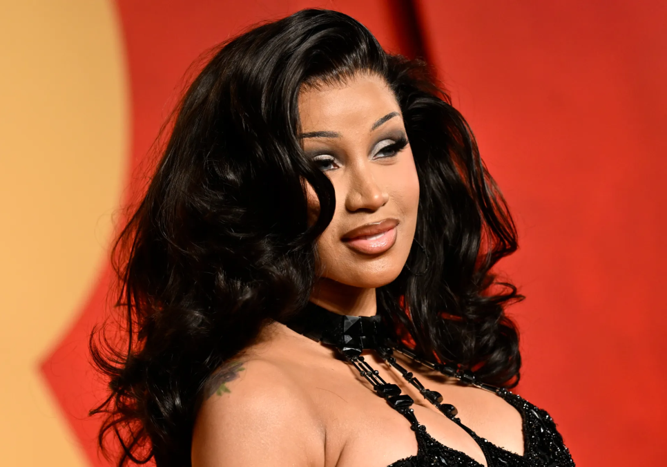 Cardi B вразила публіку сукнею у вигляді троянди