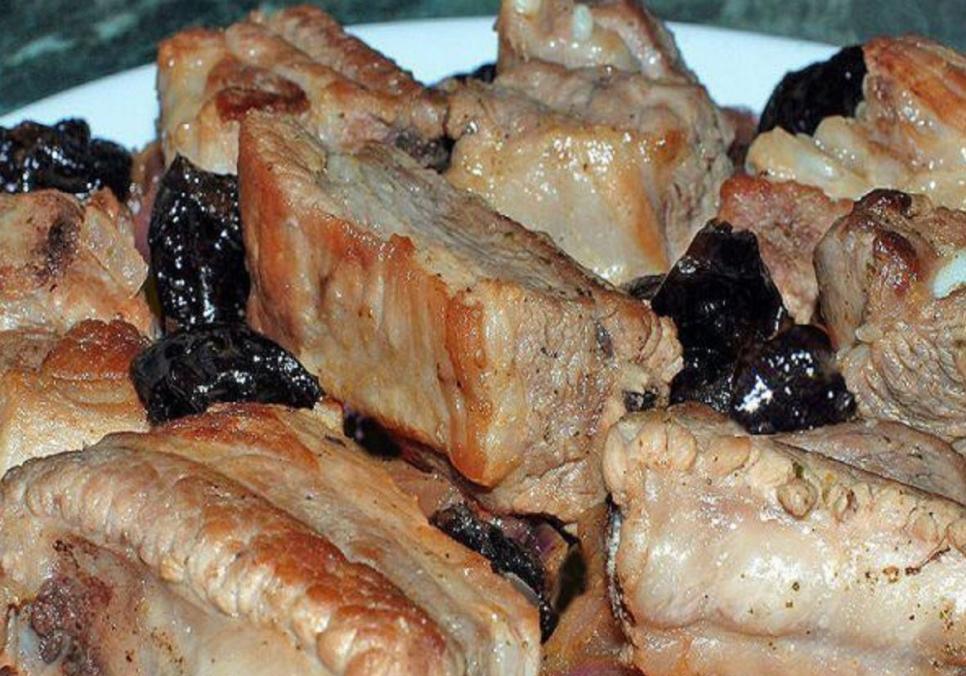 Рецепти:  Смачні апетитні ребра з чорносливом