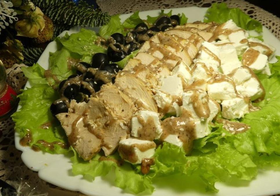 Рецепти:  Смачний пікантний салат з печеною куркою  під горіховим соусом
