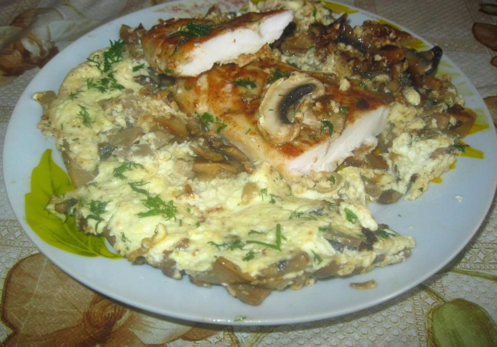 Рецепти:   Смачна соковита куряча грудинка в омлеті з печерицями