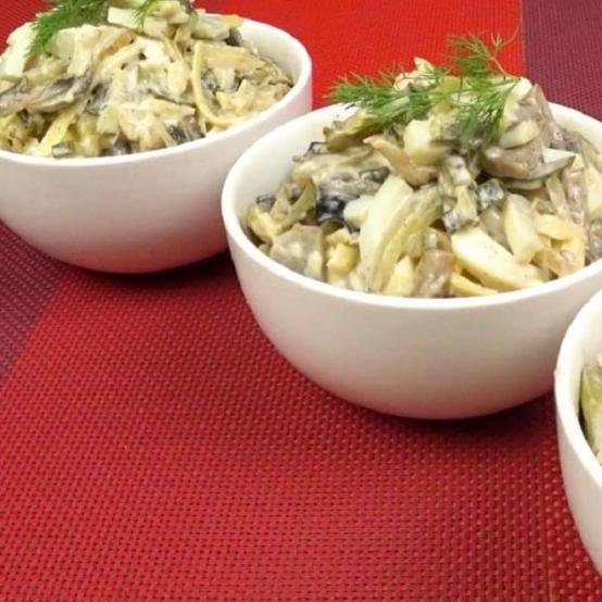 Рецепти салатів: Смачний салат із курятиною і селерою