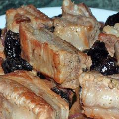 Другі страви:  Апетитні свинячі ребра з чорносливом