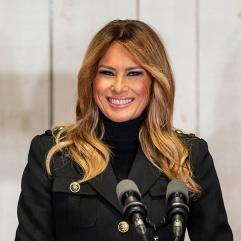 Меланія Трамп повернулася на публіку в рзкішному костюмі на військовому параді