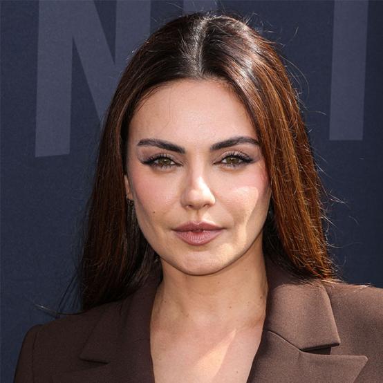 Міла Куніс вразила сольним виходом на червоній доріжці Netflix Tudum 2025