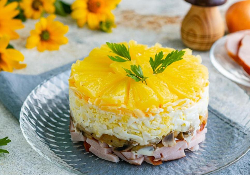 Рецепти: Смачний пікантний ситний салатик з ананасами Рецепти: Смачний пікантний ситний салатик з ананасами