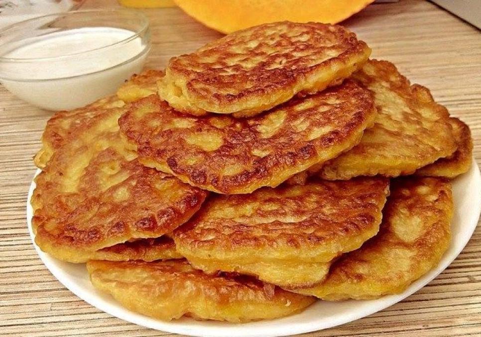 Рецепти: Смачні поживні гарбузові оладки зі сметаною Рецепти: Смачні поживні гарбузові оладки зі сметаною