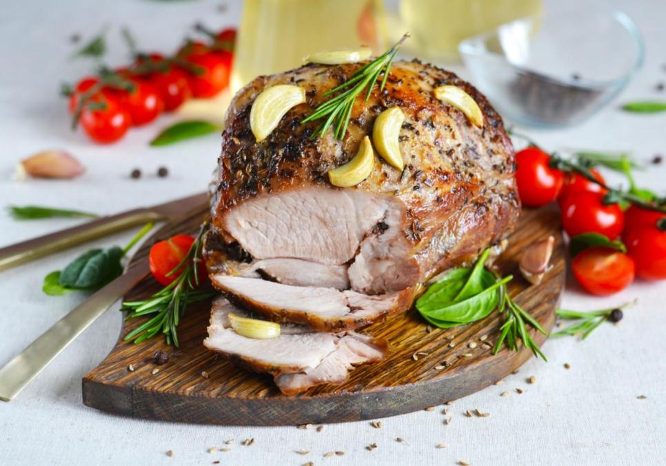 Рецепти: Смачна апетитна свиняча лопатка з овочами Рецепти: Смачна апетитна свиняча лопатка з овочами