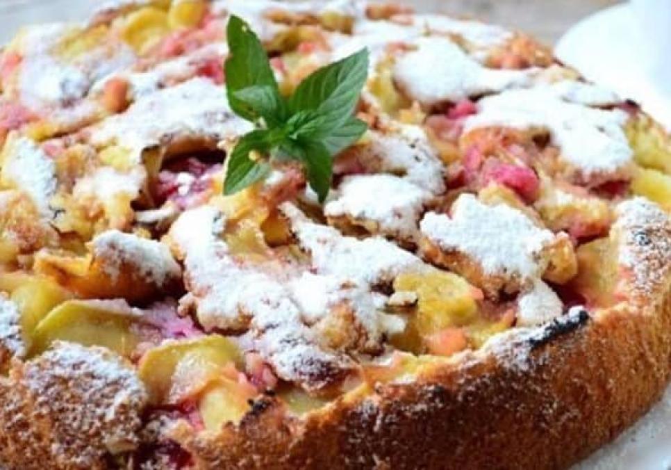 Рецепти:  Смачний домашній пиріг з яблуками та вишнею